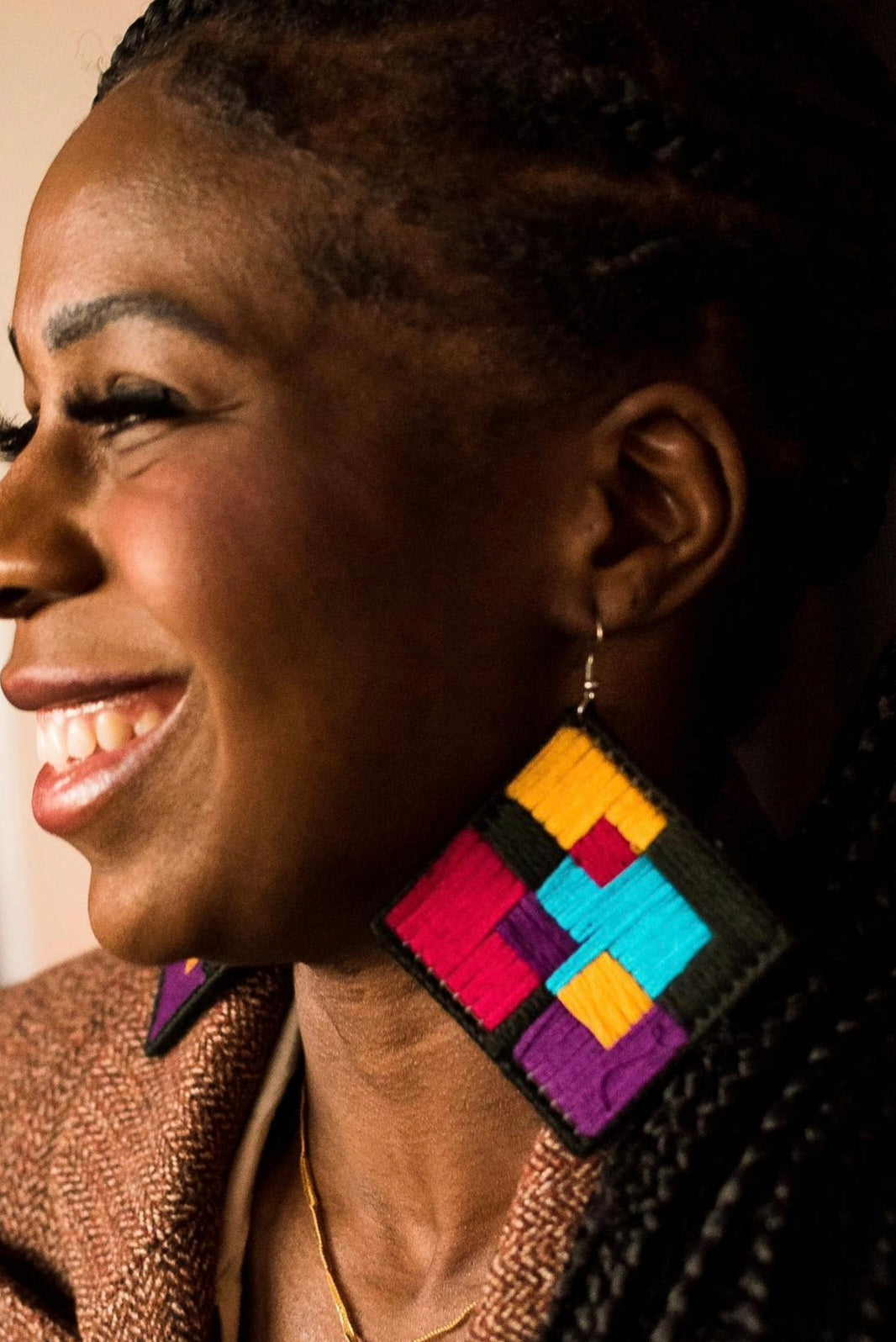 Close-up of the Domo geometric earrings by OLANTI